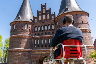 Mittendrin vor dem Holstentor