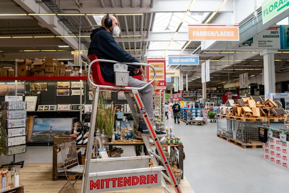 Mann auf Hochstuhl im Hagebaumarkt Lübeck