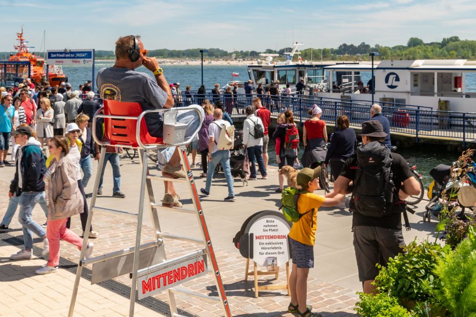 Mann auf Hochstuhl am Fährplatz Travemünde