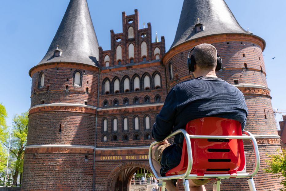 Mittendrin vor dem Lübecker Holstentor