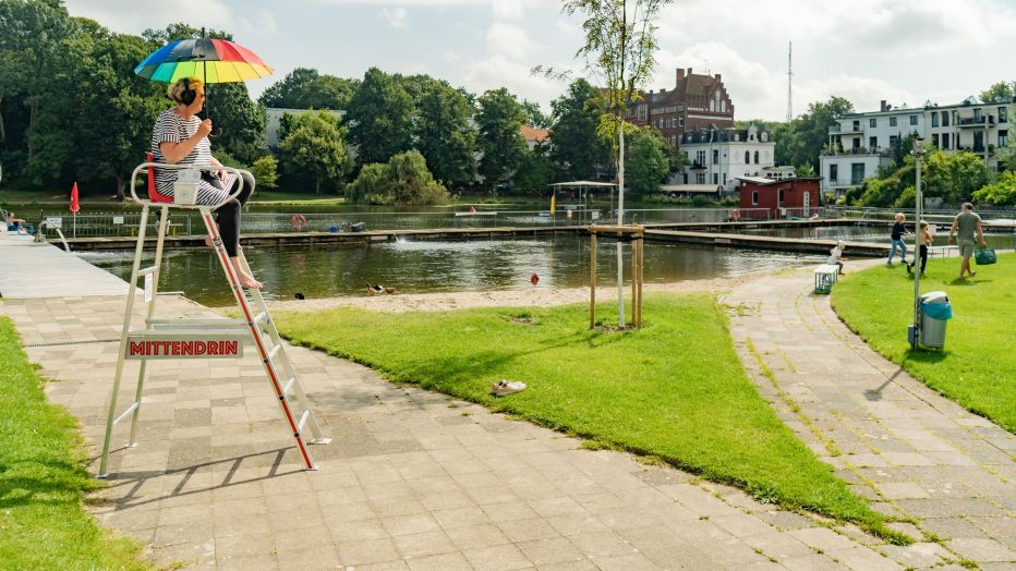 Frau auf Hochstuhl im Altstadtbad Krähenteich